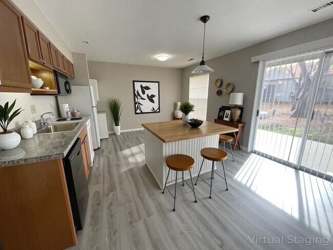 Foto del edificio - 30 Fall Creek Dr