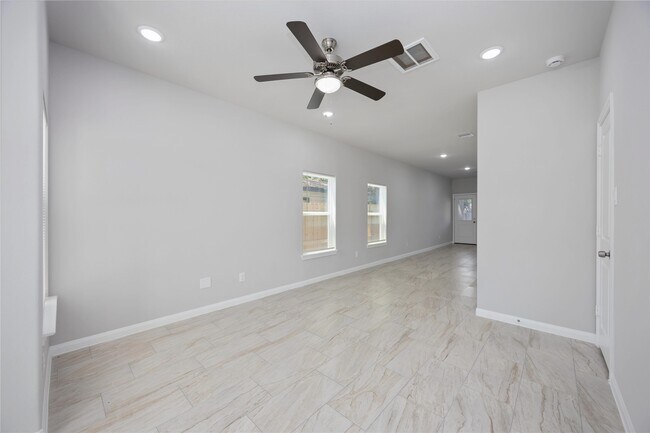 Foto del edificio - 7987 Chateau St