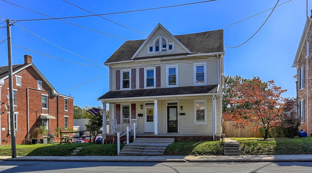 Primary Photo - 869 York St