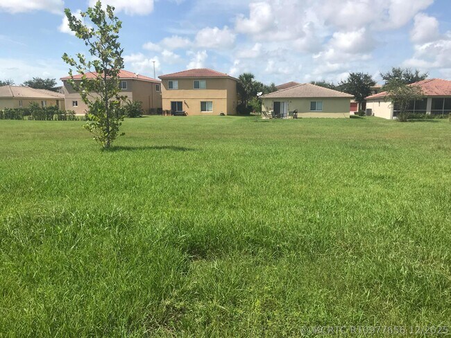 Foto del edificio - 2098 Newport Isles Blvd