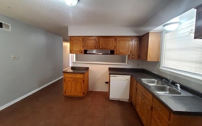 Building Photo - 2572 Thackery Dr