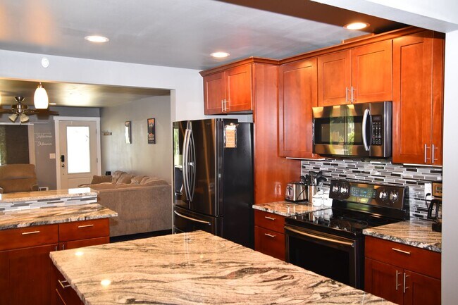 Building Photo - 3 Bedroom 2 Bath Updated Rambler with Cove...
