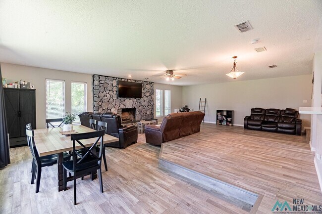 Building Photo - Available Soon! Large 3 bed 2 bath home on the golf course