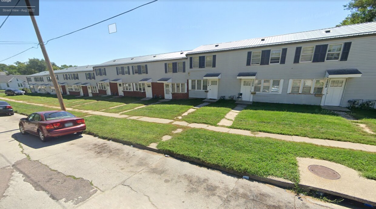 Foto principal - $900 - 2 Bedroom 1 Bathroom Townhome