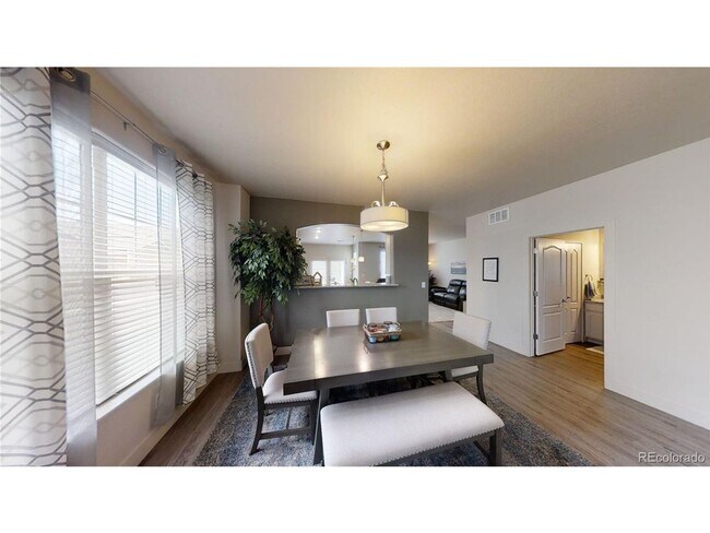 Building Photo - Available 6/11: Beautiful End Unit Townhom...