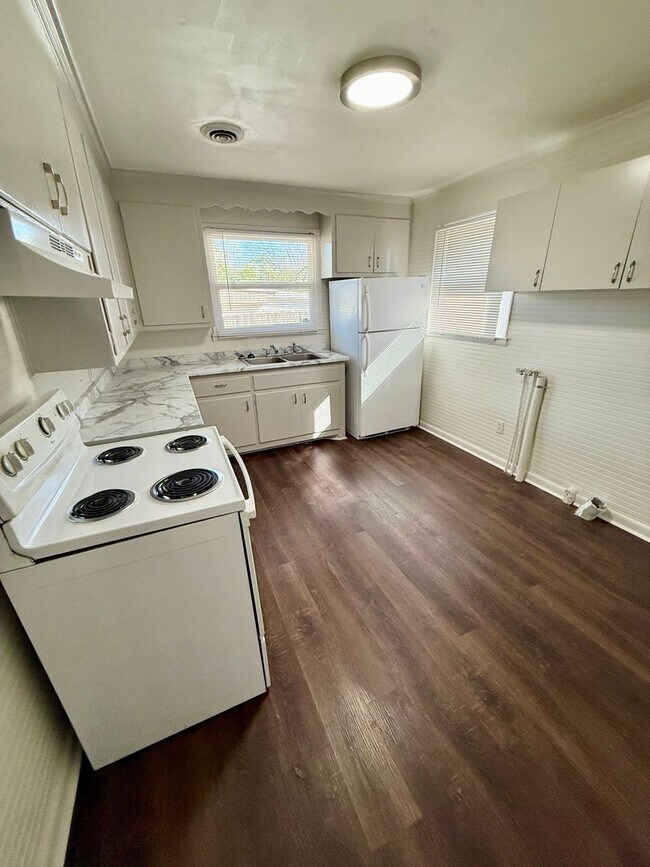 Building Photo - 2 Bedroom Madison Duplex w/ Fenced Yard $1300