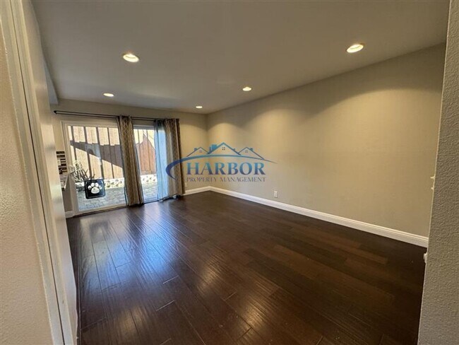 Foto del edificio - Spacious 2-Bedroom Townhouse in the Heart ...