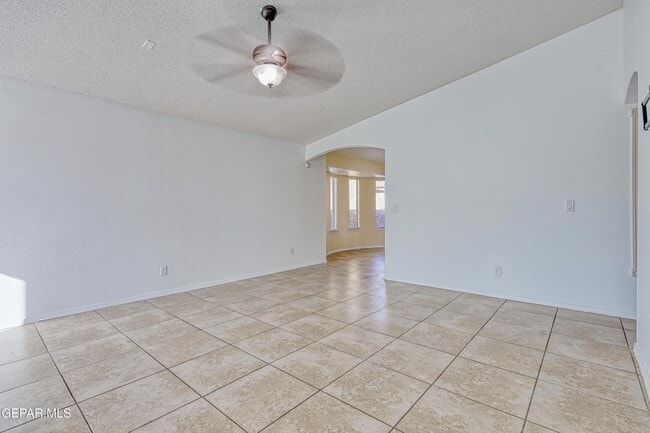 Foto del edificio - 14325 Woods Point Ave