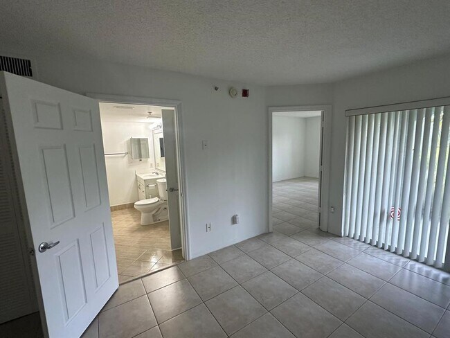 Foto del edificio - 9625 NW 1st Ct
