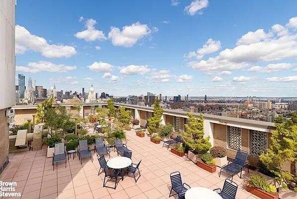 Foto del edificio - 60 E 8th St