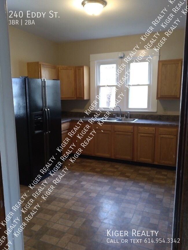 Building Photo - Large 3 Bedroom Home