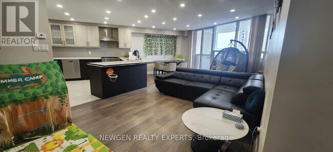 Building Photo - 60 Pavane Linkway