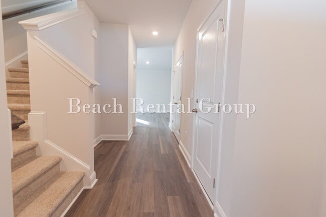 Building Photo - Spacious 3 Bedroom w/Loft, End Unit