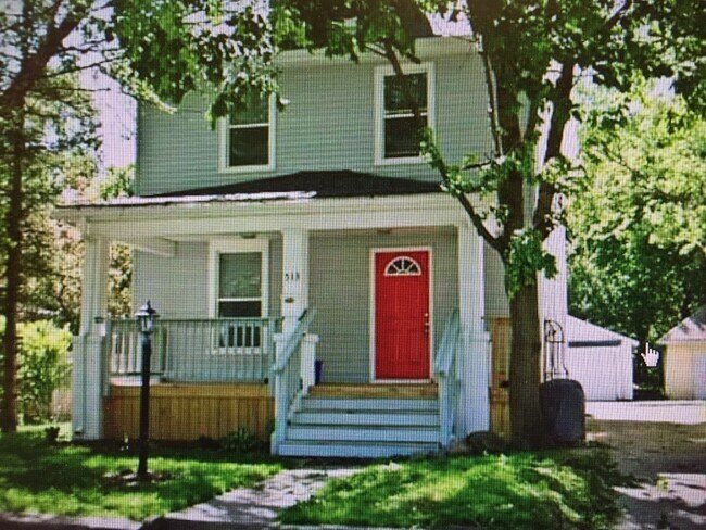 Building Photo - 513 S Pine St