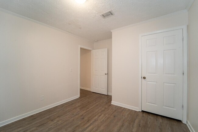 Building Photo - 37 Evergreen Ave