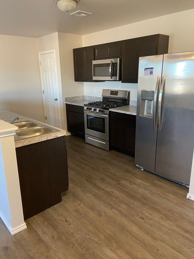 Building Photo - *Pre-Leasing* Three Bedroom | Two Bath Townhome in Redstone Ranch with Full Service Lawncare