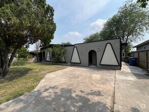 Building Photo - 3305 Mahan Dr