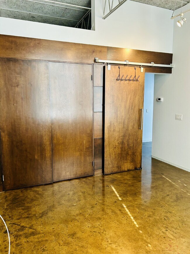 Building Photo - Downtown Living: 1 Bdrm/1 Bath Condo in Fulton Motor Lofts with reserved parking! Available Now!