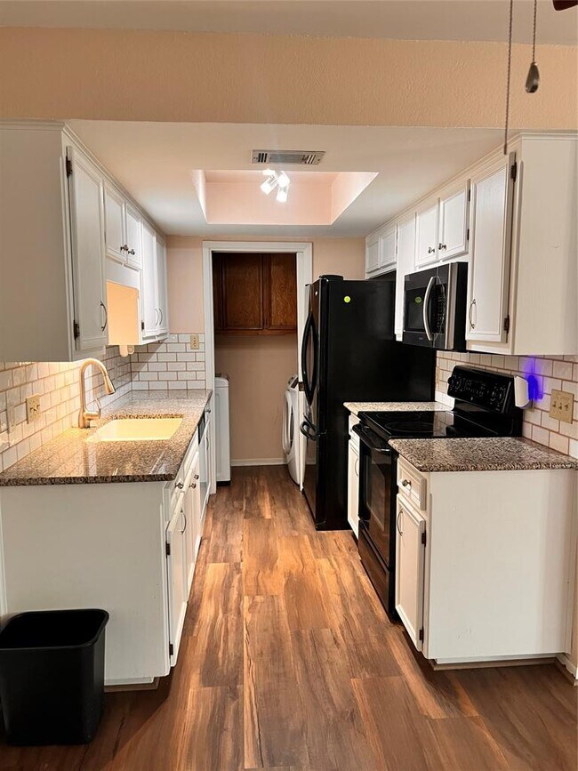 Building Photo - 201 E Noton St