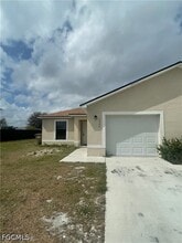 Building Photo - 1044 NE 8th Pl