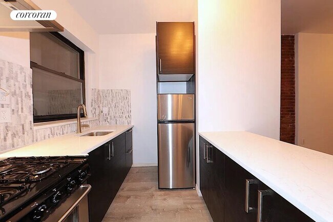 Foto del edificio - 301 E 95th St