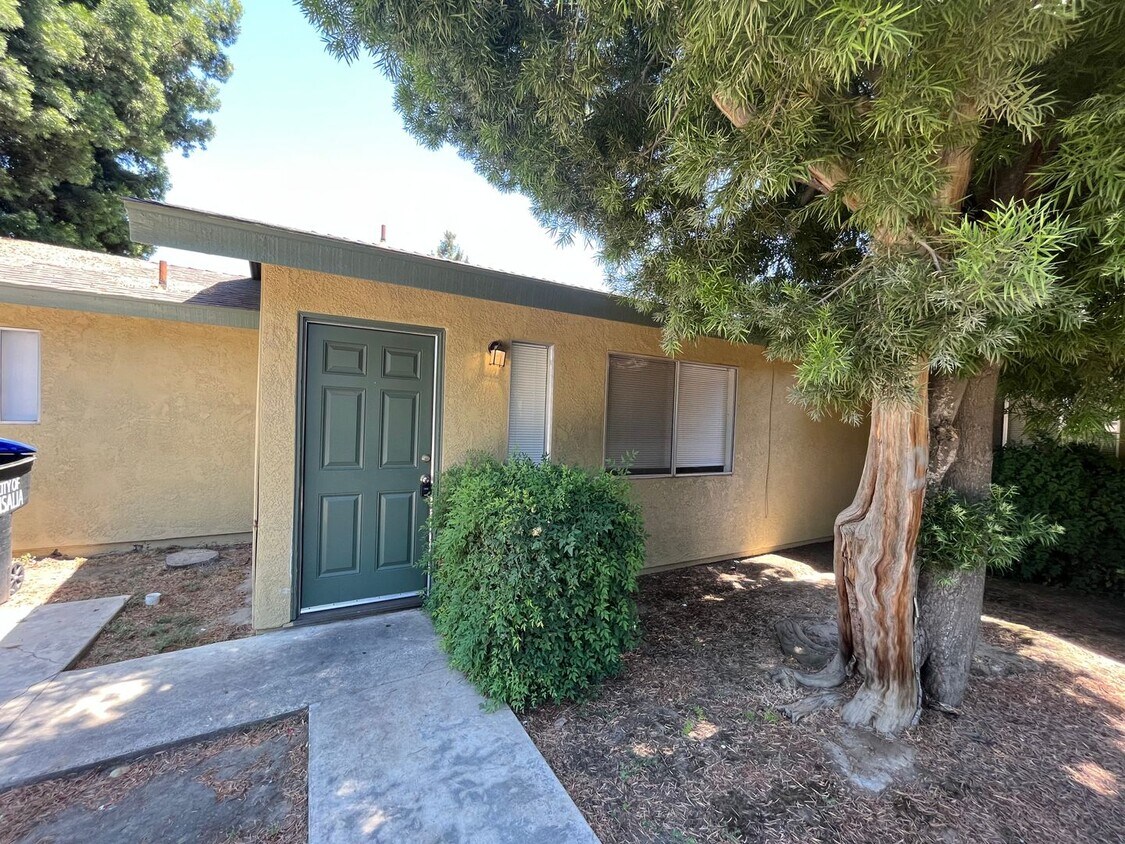 20342038 S Tracy Ct Unit 2034, Visalia, CA 93292 Room for Rent in