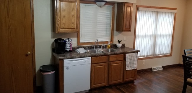 Building Photo - 475 Overland Trl