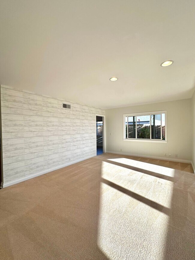 Foto del edificio - Updated Goleta Home Located in Desirable Santa Barbara Shores