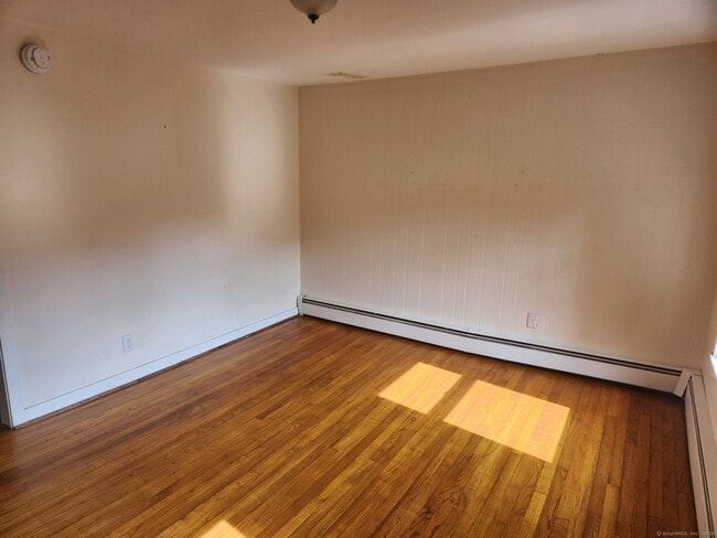 Building Photo - 283 Somers Rd