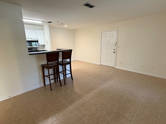 Foto del edificio - Beautifully maintained condo for rent in t...