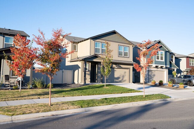 Building Photo - Meadow Loop