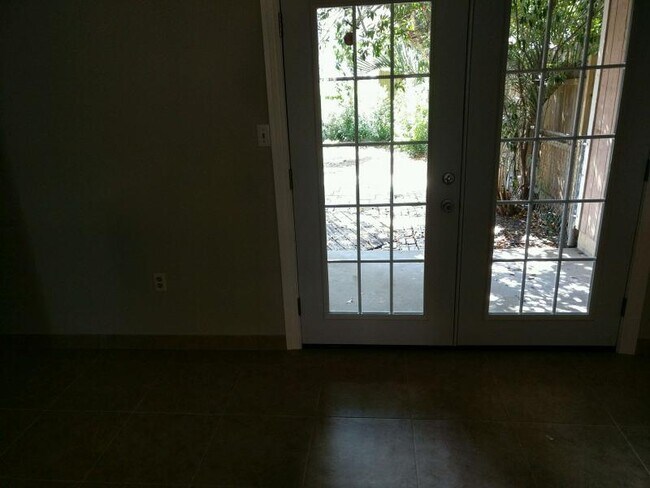 Foto del edificio - 640 Sandalwood Dr