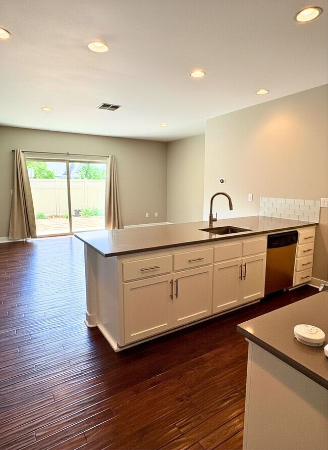 Foto del edificio - Central Point - Refined Townhouse with Dual Primary Suites