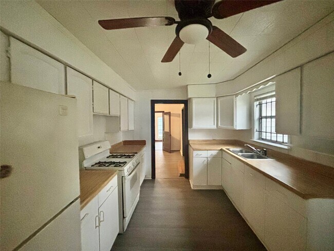 Building Photo - 6814 Covington Dr
