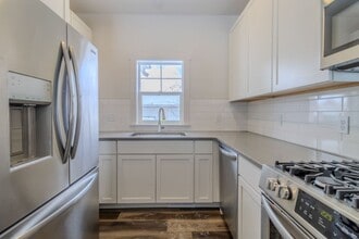 Building Photo - 1502 Simsbury St