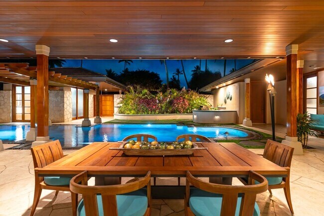 Foto del edificio - Beachfront Villa with Private Pool & Gym