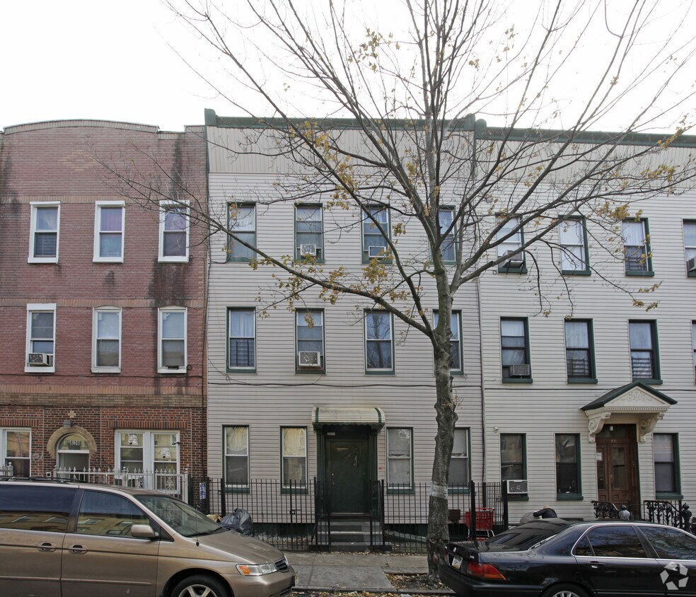 Building Photo - 834 Hart St