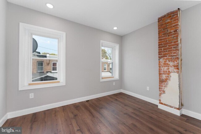 Building Photo - 533 N Paxon St
