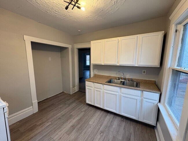 Building Photo - 96 Hall St