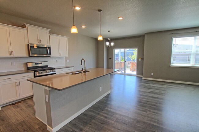 Foto del edificio - 6 bed 4 bath 3 car garage Crystal Valley Ranch house
