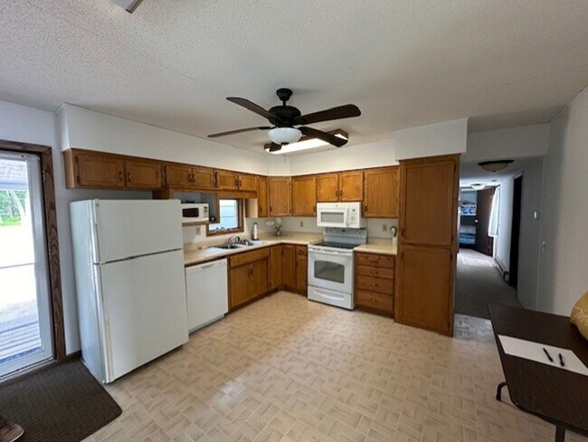 Building Photo - 3 BR Single Family Lake front home - Ironton