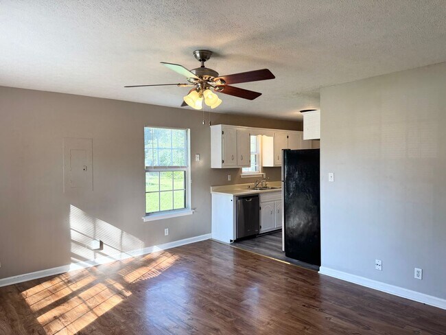 Building Photo - 619 Artic Ave
