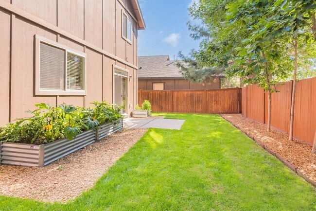 Building Photo - 3/2.5 home in SE Bend close to shopping an...