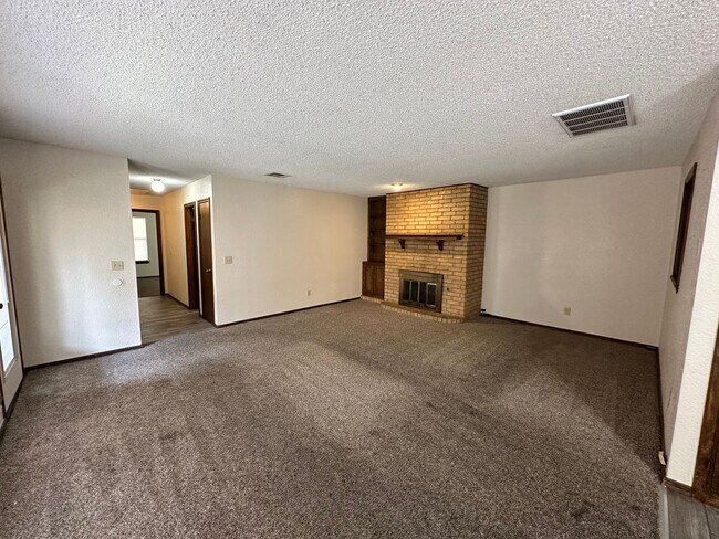 Foto del edificio - For Rent: Spacious 3 Bed, 2 Bath Duplex in...