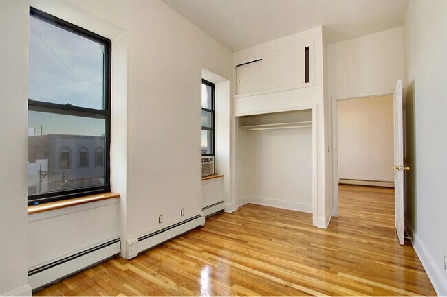 Foto del edificio - 31-48 Steinway St