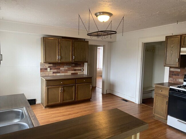 Building Photo - Spacious Single Level Apartment Near Downtown