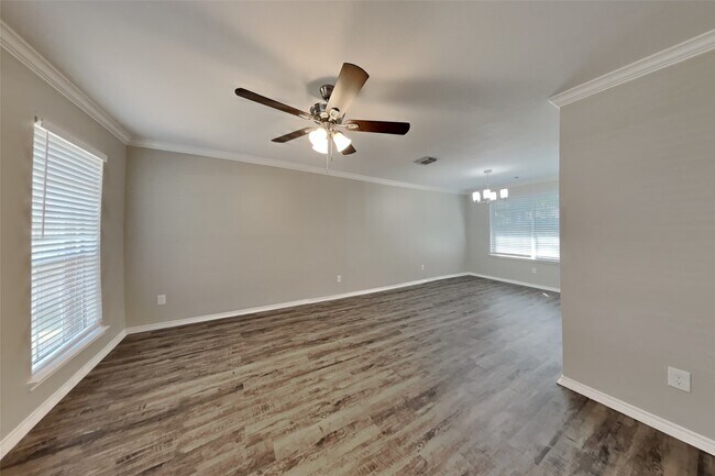 Building Photo - 9919 Villa Verde Dr