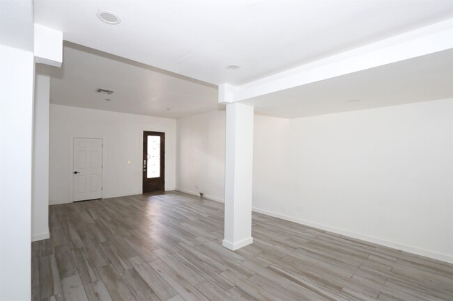 Building Photo - 1800 Country Club Dr