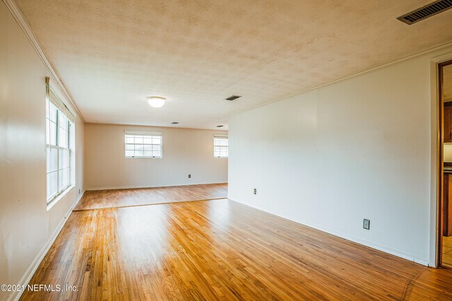 Foto del edificio - 2027 Courtney Dr