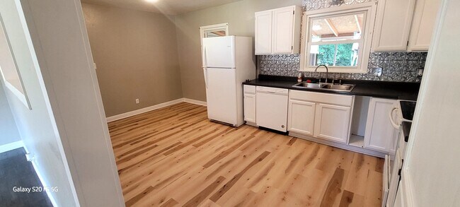 Comer en la cocina - 6037 Elstree Pl